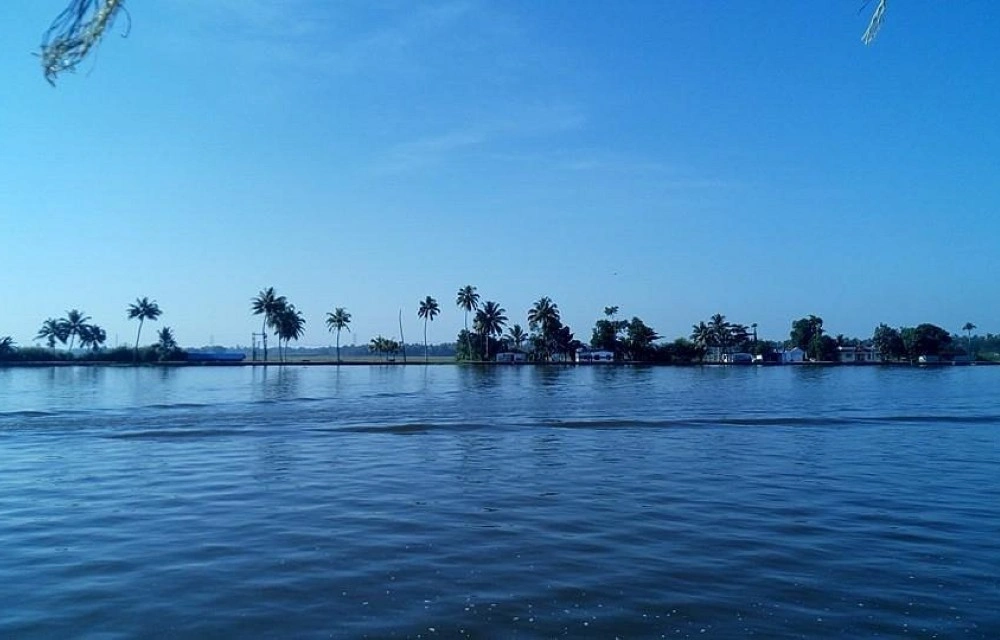 Kayamkulam Lake in Varkala Pictures